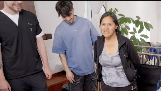 MrBeast y una beneficiada de las prótesis que el youtuber entregó en Ecuador.- FotoMrBeast (captura de video).